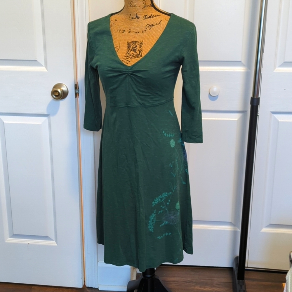 Small long sleeve dress with flower design